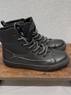 Hunter Men's Black High-Top Canvas Sneakers with Contrasting Laces